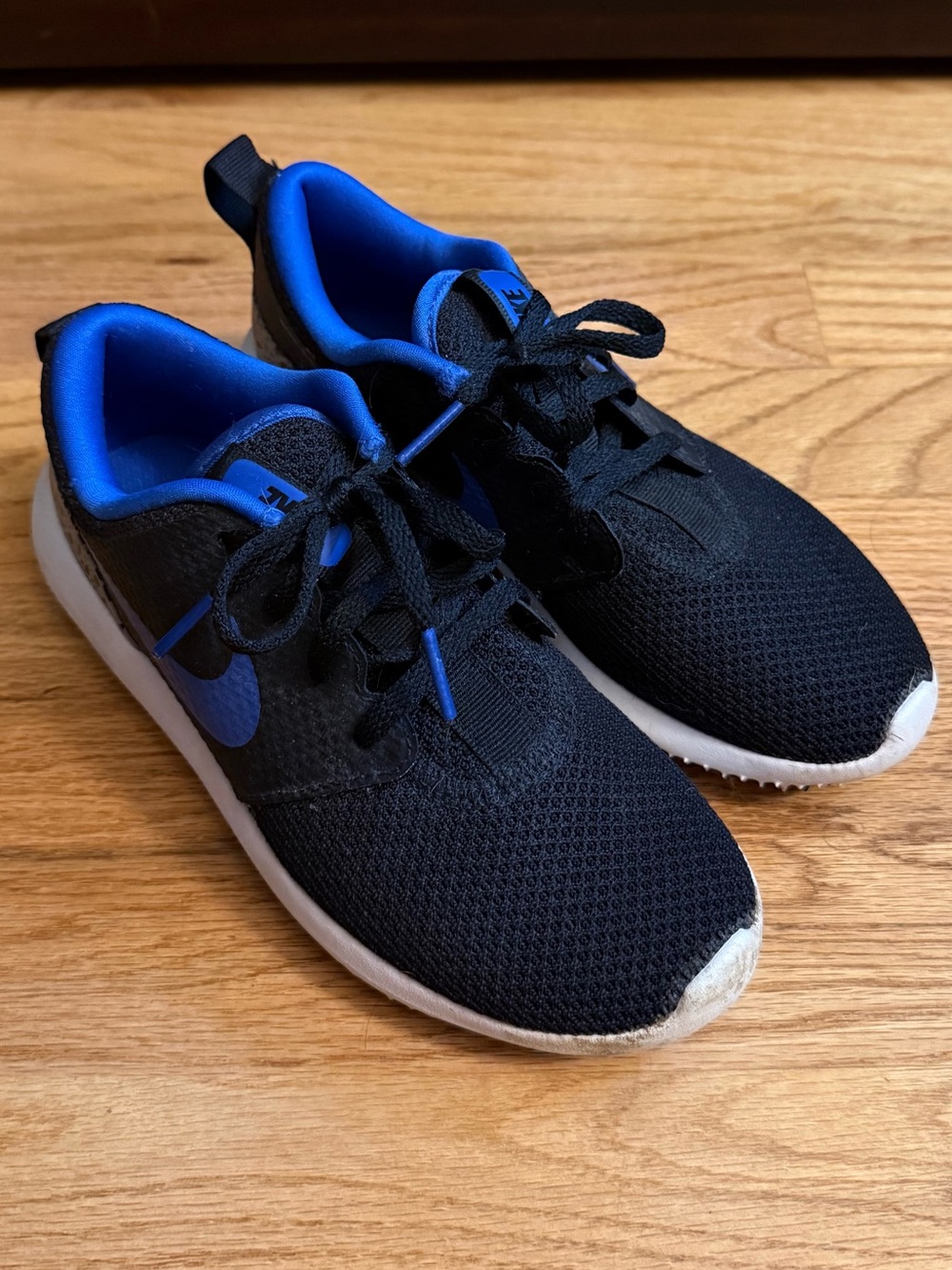 Nike Roshe G Low Textile Trainers 909250-003 Black/Blue/White - Size 2Y